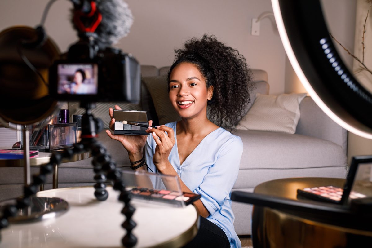 Femme faisant du marketing de contenu