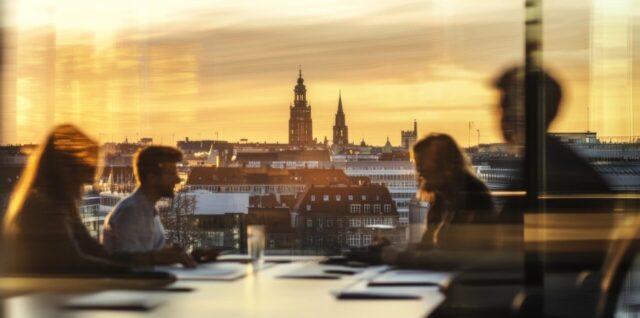 Réunion de professionnels dans un bureau à Madrid pour discuter d’un projet d’entreprise en Espagne.